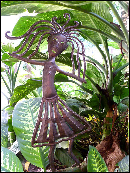 Bâton de plante de jardin.  Décoration de jardin en plein air - Art haïtien en métal de tambour en acier.